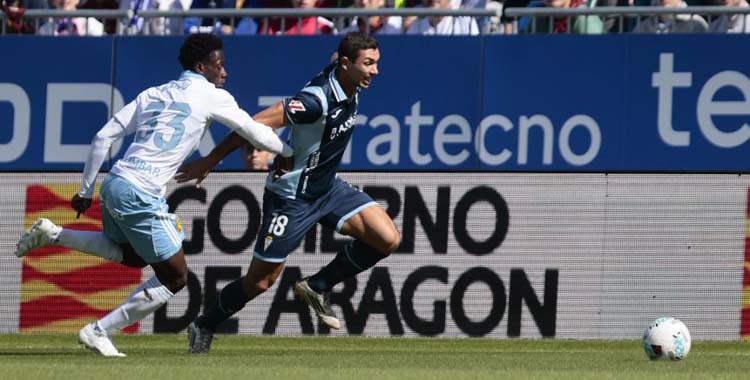 Adrián Fuentes escapa de la presión de un jugador del Zaragoza.