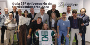 La foto de familia con los protagonistas de la Gala del 25º Aniversario de Cordobadeporte