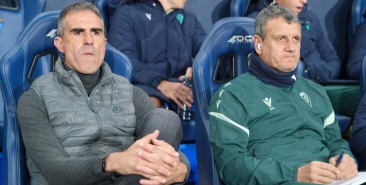 Gaizka Garitano, cariacontecido en el banquillo del Cádiz.