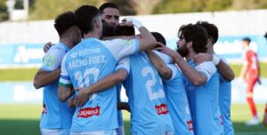 Los jugadores celestes celebran un gol.