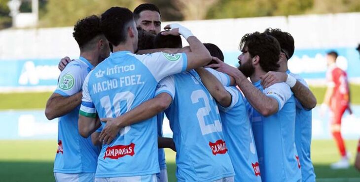 Los jugadores celestes celebran un gol.