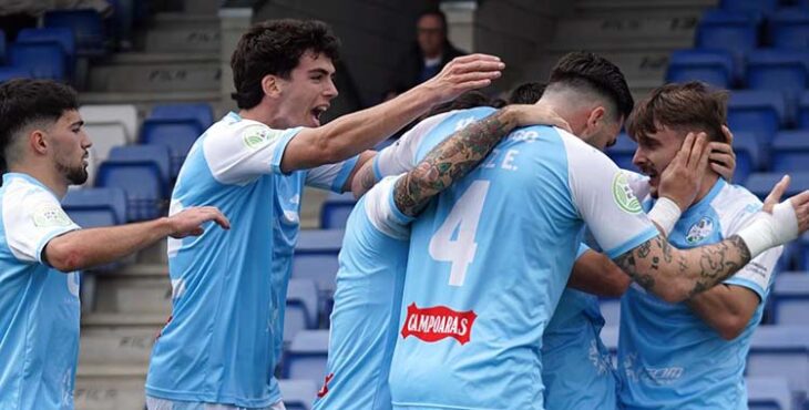 Los jugadores celestes celebran un gol ante el Pozoblanco.