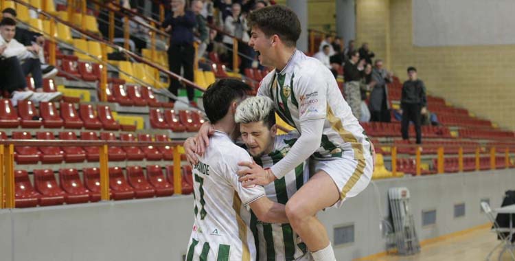 Los jugadores del filial blanquiverde celebran un gol.