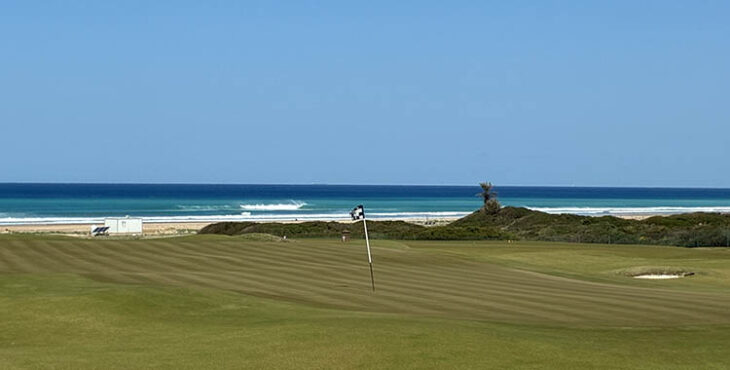 La espectacular vista desde el green del hoyo 13 del campo de Tánger.