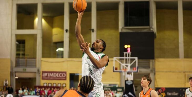 Jacques Guemeta prepara un tiro.