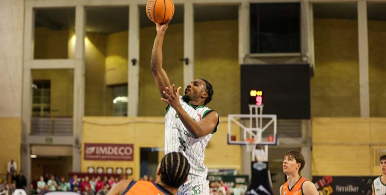 Jacques Guemeta prepara un tiro.