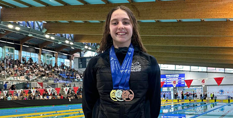 Helena Castillo posa con las 3 medallas cosechadas en el OPEN de Sabadell.