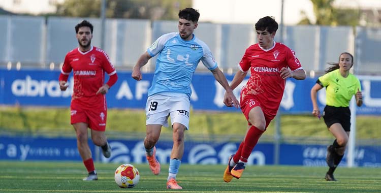 Hugo Fuentes conduce una acción de ataque.