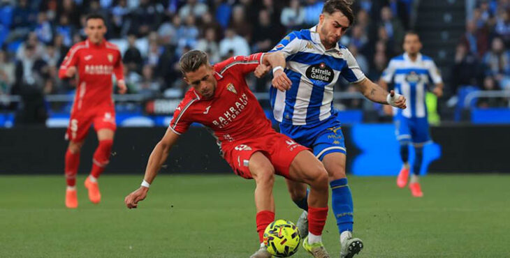 Isma Ruiz peleando por un balón contra el Dépor. Foto: LaLiga Hypermotion