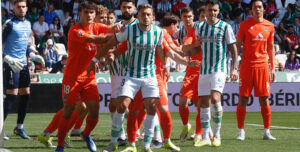 Isma Ruiz defendiendo un saque de esquina.