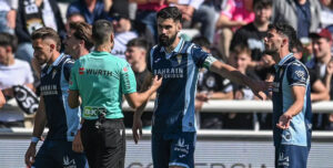 Sintes y Jacobo discuten con el árbitro durante el partido contra el Burgos.