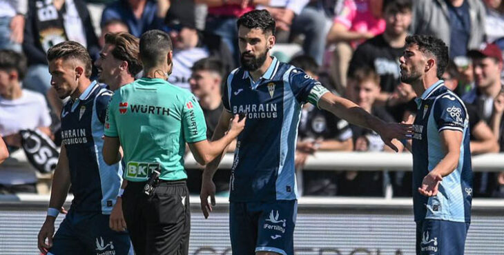 Sintes y Jacobo discuten con el árbitro durante el partido contra el Burgos.