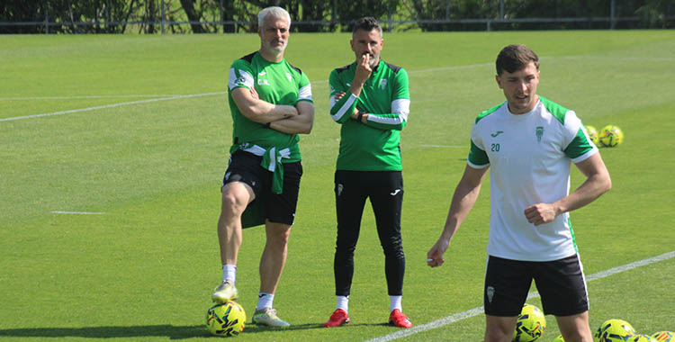 Iván Ania observando a Alberto del Moral junto a su segundo César Negredo.
