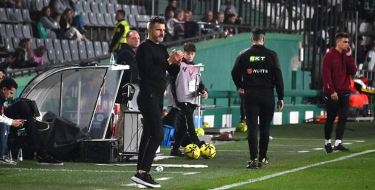 Iván Ania intentando animara a sus jugadores.