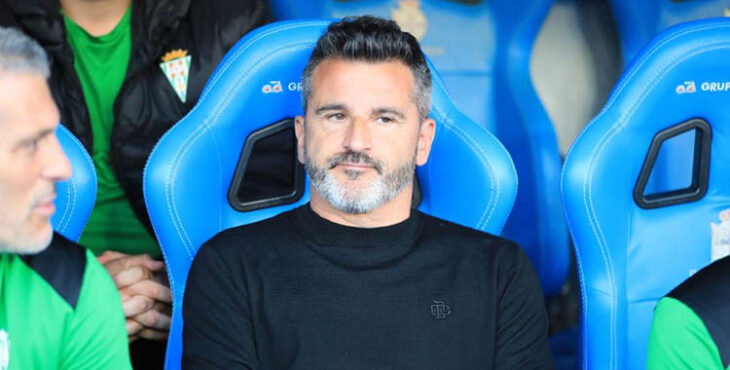 Cariacontecido. Iván Ania en el banquillo de Riazor donde sufrió otra derrota para despedir marzo.