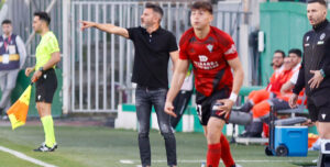 Iván Ania señalando una acción ante un jugador del Mirandés