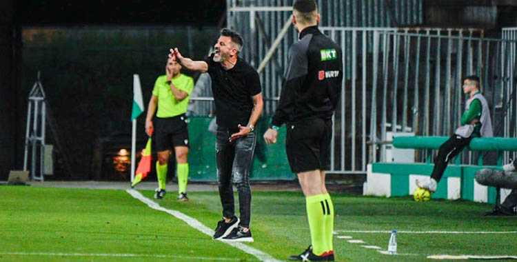 Iván Ania desgañitándose en la banda de El Arcángel.