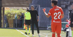 Iván Ania dando instrucciones desesperado en la banda.