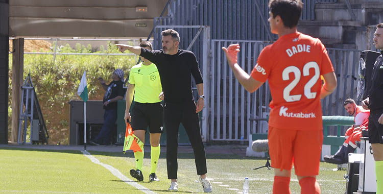Iván Ania dando instrucciones desesperado en la banda.