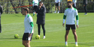 Iván Ania siguiendo el entrenamiento con Rubén Alves a la derecha.