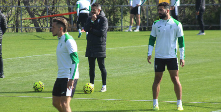 Iván Ania siguiendo el entrenamiento con Rubén Alves a la derecha.
