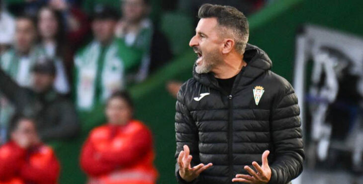 Iván Ania enrabietado por una acción defensiva de sus hombres.