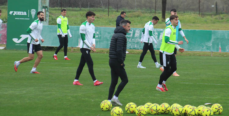Iván Ania sopesando los cambios en su equipo titular.