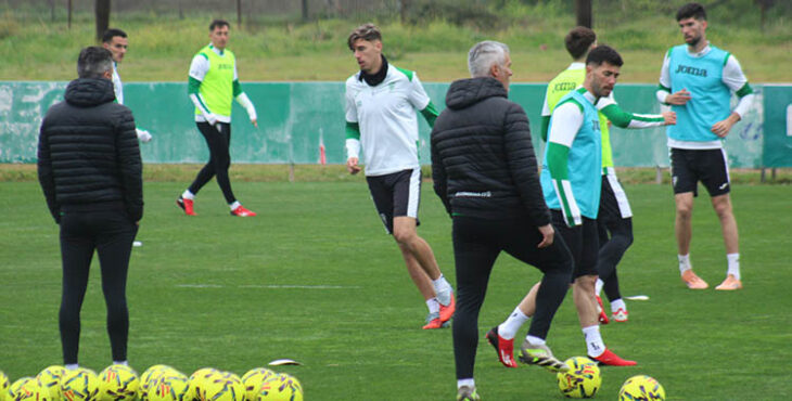 Iván Ania, de espaldas, siguiendo las evoluciones de sus jugadores, con Dani Requena y Jacobo, entre ellosl