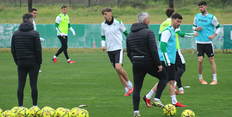 Iván Ania, de espaldas, siguiendo las evoluciones de sus jugadores, con Dani Requena y Jacobo, entre ellosl