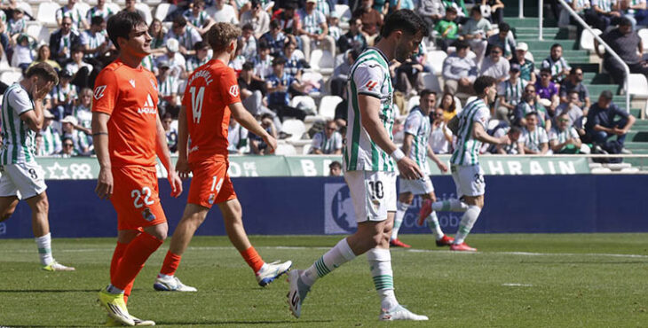Jacobo camina cabizbajo tras una acción del Córdoba-Real Sociedad B. Autor: Pedro Funes