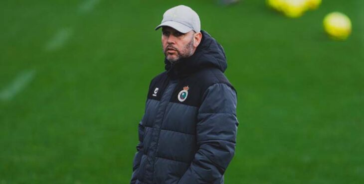 José Alberto López sigue la evolución de un entrenamiento.