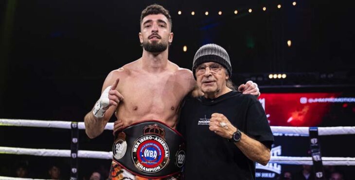 Navarro Jr. con su entrenador, Sánchez Atocha, tras lograr el WBA Iberoamericano.