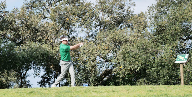 Juande Benítez en la salida del hoyo 16.