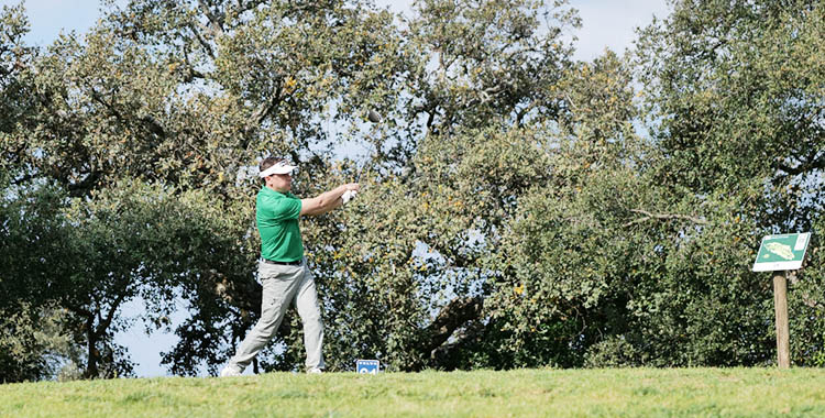 Juande Benítez en la salida del hoyo 16.