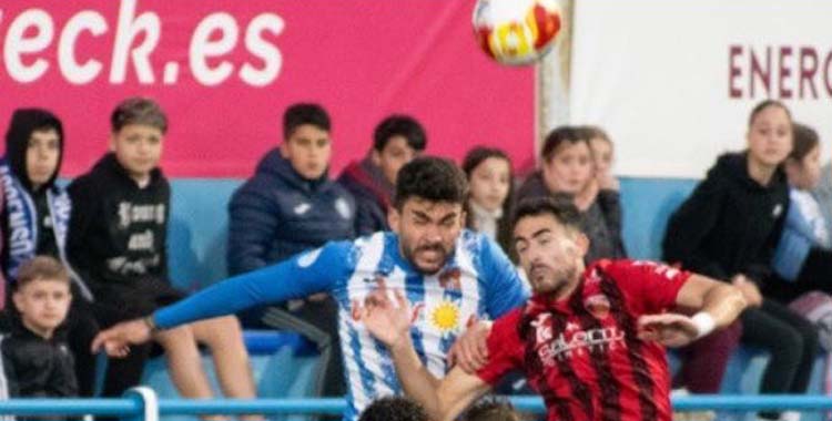 Pugna por un balón aéreo en el Águilas-Salerm Puente Genil.