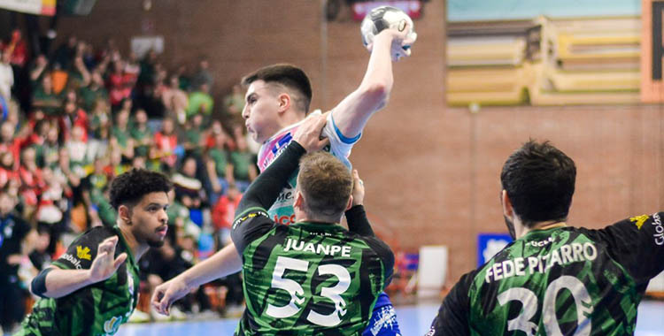 Lucas Aizen levantándose sobre la defensa de Cuenca en la pasada jornada.
