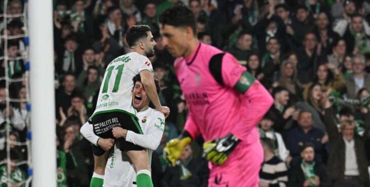 Carlos Marín lamenta un gol mientras lo celebra Andrés Martín.