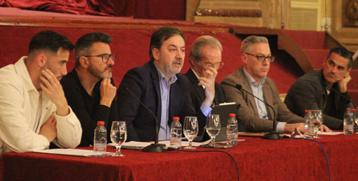 Antonio Fernández Monterrubio durante su intervención en la mesa redonda en el Círculo de la Amistad acompañado de Iván Ania y Carlos Albarrán (i), con Manuel Guillén del Castillo, Ángel Fuentes y Juanito a la derecha.