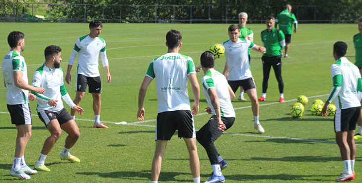 Los jugadores del Córdoba CF en un rondo bajo la atenta mirada de Iván Ania.