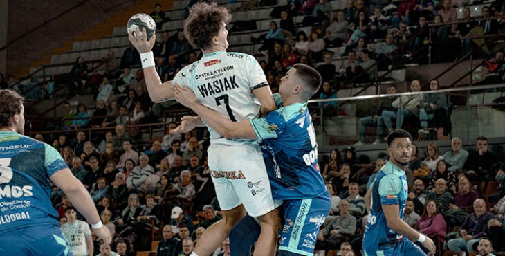 Domingo Luis Mosquera blocando al polaco de Ademar de León.