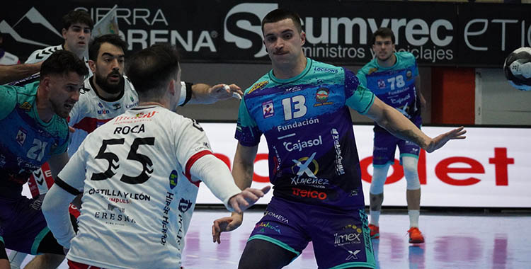 Domingo Luis Mosquera encarando la defensa del BM Nava.