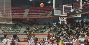 Serigne N'Diaye lanza un tiro libre.