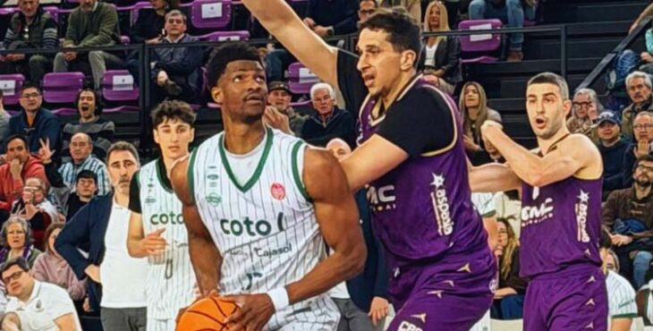 Nuha Sagnia busca el aro ante el UEMC Valladolid.