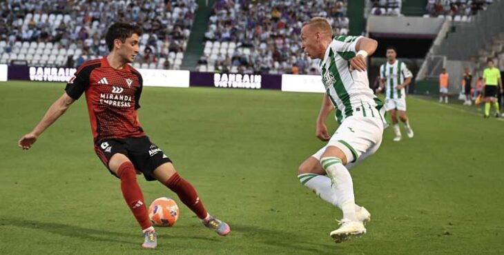 Obolskii ante la oposición de un jugador del Mirandés.