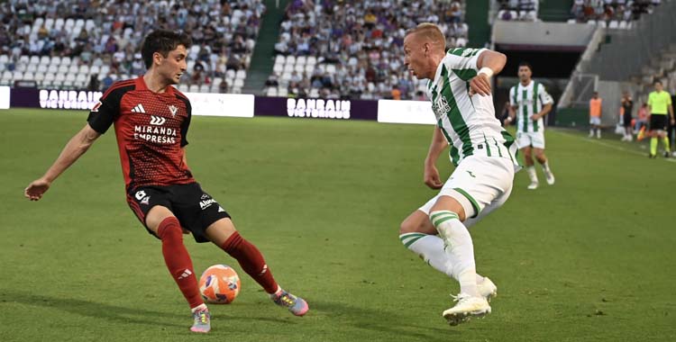 Obolskii ante la oposición de un jugador del Mirandés.