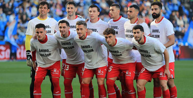 El once del Córdoba en Riazor con el mensaje de apoyo a Adilson.