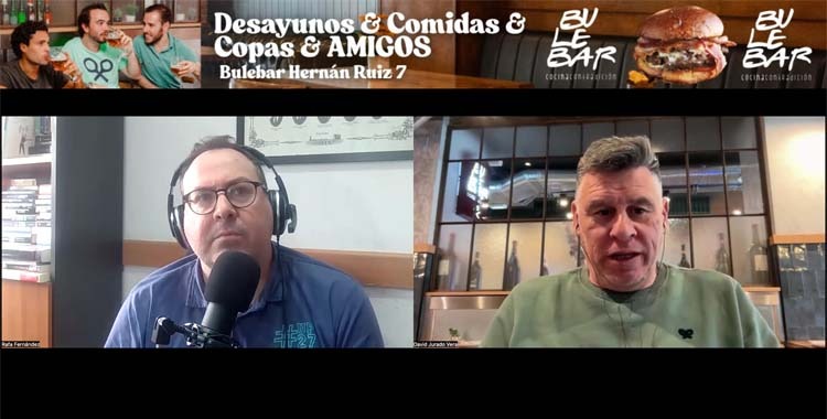 Rafa Fernández y David Jurado departiendo sobre el Córdoba aún con la resaca post Andorra mirando a Santander.