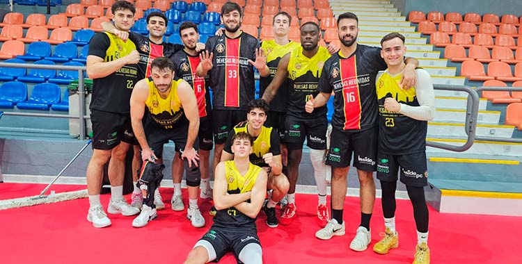 La plantilla del Peñarroya posando tras la victoria en Dos Hermanas. Foto: CP Peñarroya.