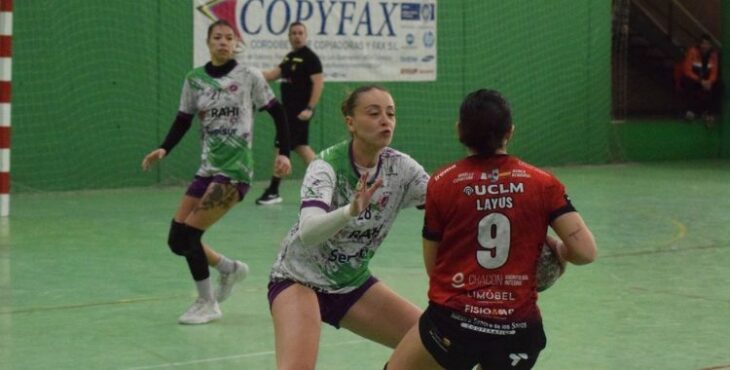 Ángela Ruiz sale a tapar a una rival. Foto: Laclasi.es