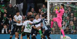 Carlos Marín alternó luces y decisivas sombras en su regreso a la meta del Córdoba. Foto: LaLiga Hypermotion